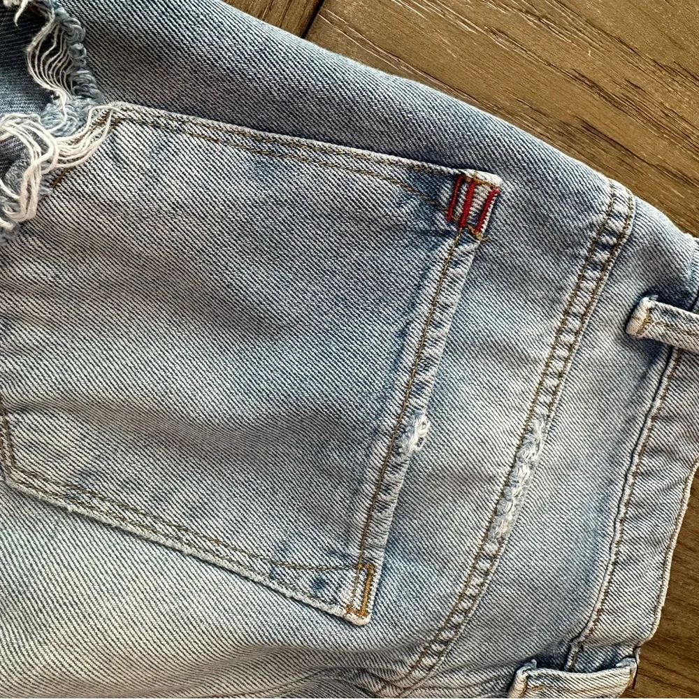 BDG High Rise Mom Jean Light Wash Distressed 25 - Picture 9 of 9